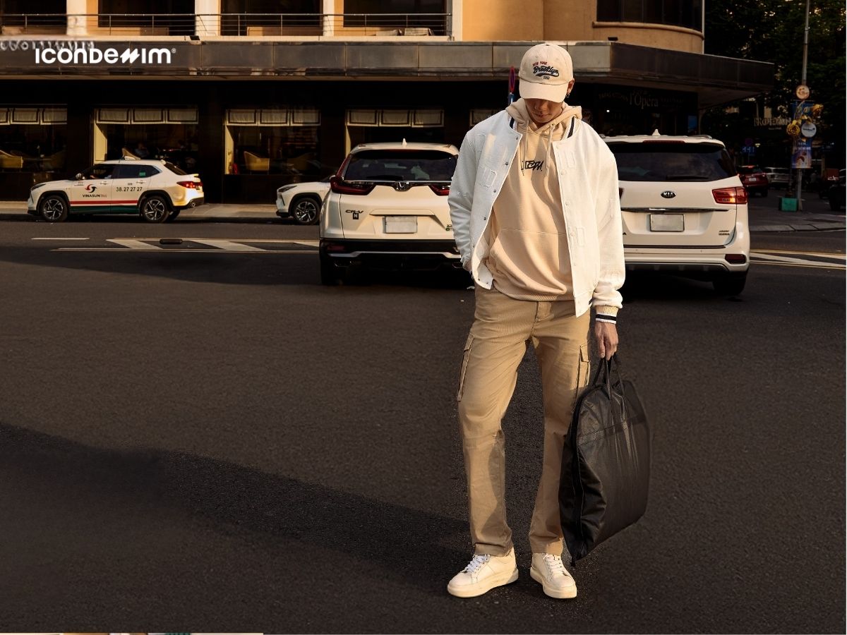 Mix áo hoodie với quần kaki và áo khoác varsity